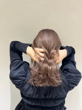 セミロング カラー ミルクティー× グレージュMOMOのヘアスタイル