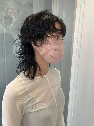 ミディアム パーマ ウルフカット／吉村 桃子のヘアスタイル