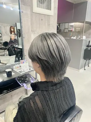 ショート カラー ヘアアレンジ のん🎀ハイトーン/ レイヤーカット🐳のヘアスタイル