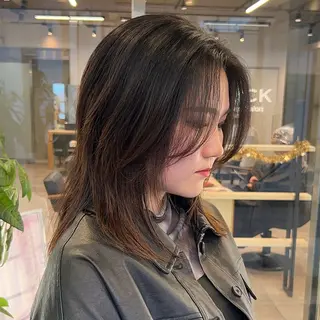 セミロング カラー デザインカラー 🥨HAZUKiのヘアスタイル