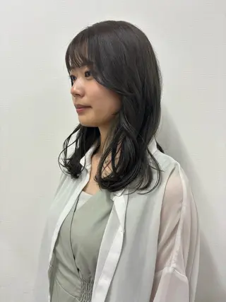 ミディアム カラー モエカ -YUCCA-のヘアスタイル