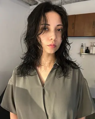 セミロング パーマ Loom.所属・村上雅人 ナチュラルモードのヘアスタイル