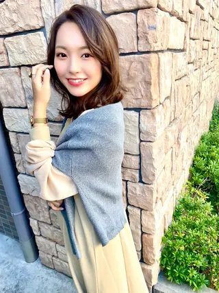 ミディアム カラー ヘアアレンジ コテ巻き風パーマ 韓国風パーマ 無重力のヘアスタイル