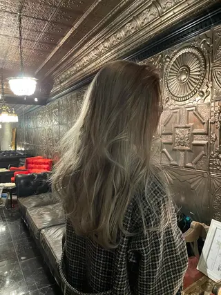 ロング カラー 🦋透明感カラー /ケアブリーチ🦋のヘアスタイル