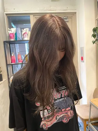 ロング カラー ミルクティー× グレージュMOMOのヘアスタイル