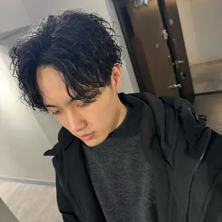 メンズ 表参道フェザーパーマ ニュアンスパーマのヘアスタイル