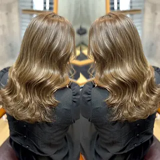 セミロング カラー 艶髪🌈ムラカミ サキのヘアスタイル