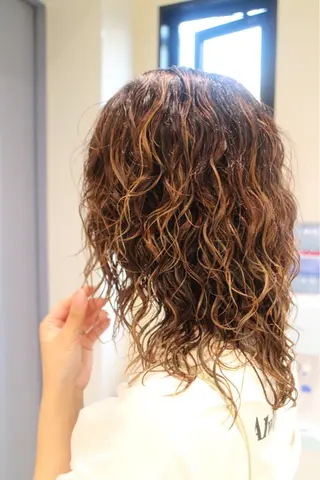 セミロング パーマ カーリーパーマ/ 透明ｶﾗｰ/MIKUのヘアスタイル