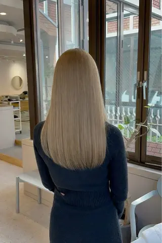 カラー 芝智也／ ブリーチカラーのヘアスタイル