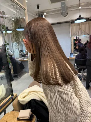 ロング カラー ミルクティー× グレージュMOMOのヘアスタイル