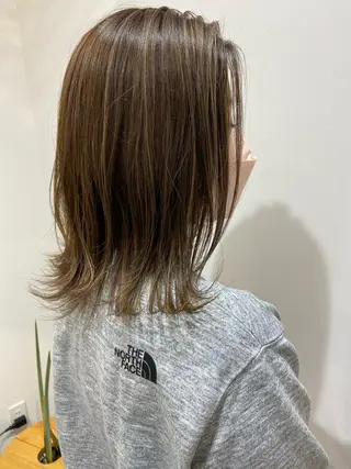 ミディアム カラー 入江 志穂のヘアスタイル