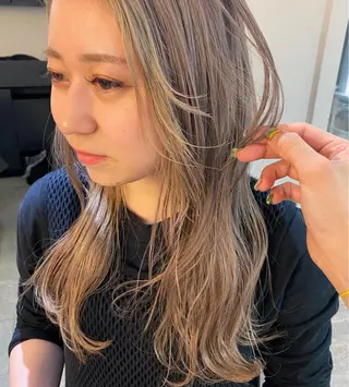 ロング カラー 梅田ハイトーン チダ ヒナノのヘアスタイル
