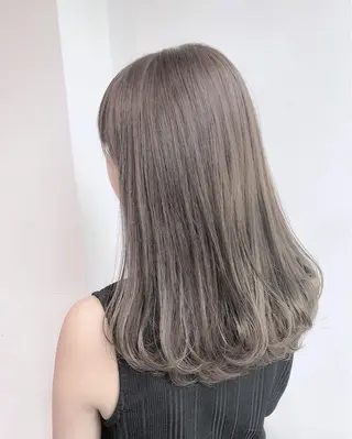 ミディアム カラー レイヤーカット 透明感カラーのヘアスタイル