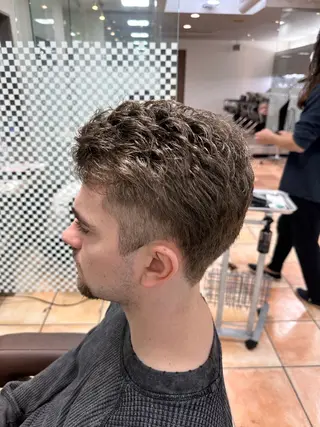 ショート パーマ メンズ 鈴木 隆威のヘアスタイル