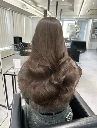 ロング AHNKISM所属・トレンドレイヤー/ 透明感カラーのヘアスタイル