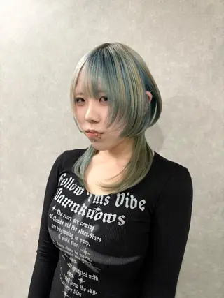 ミディアム がわ/レイヤー /中顔面短縮カットのヘアスタイル