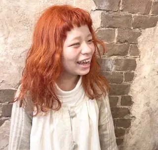 ロング カラー ブリーチ、パーマ 西部笑のヘアスタイル