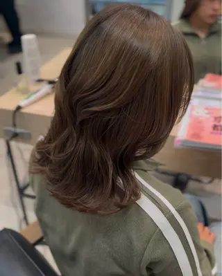 カラー misato/レイヤ ー/艶カラーのヘアスタイル