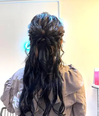 ヘアアレンジ ハイトーンカラー 🦋yuri🦋のヘアスタイル