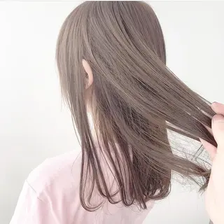 ミディアム カラー レイヤーカット 透明感カラーのヘアスタイル
