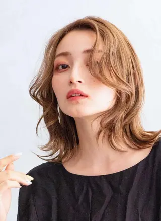 ミディアム カラー 山口 祐美帆のヘアスタイル