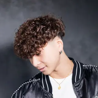 カラー パーマ メンズ フェザーパーマ職人 🪶ryosukeのヘアスタイル