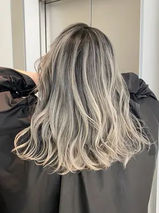 セミロング カラー EIGHT ／SHU🩶のヘアスタイル