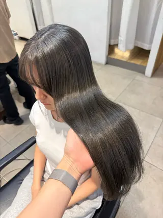 ロング カラー ミルクティー× グレージュMOMOのヘアスタイル