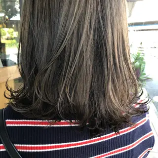 ミディアム カラー akane .のヘアスタイル