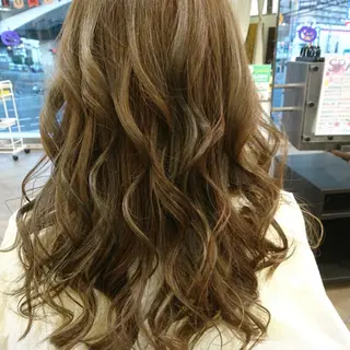 ロング カラー スマイリーヘアビーチ  のヘアスタイル