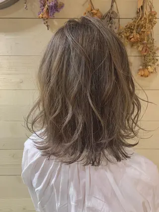 ミディアム カラー クワハラ イオリのヘアスタイル