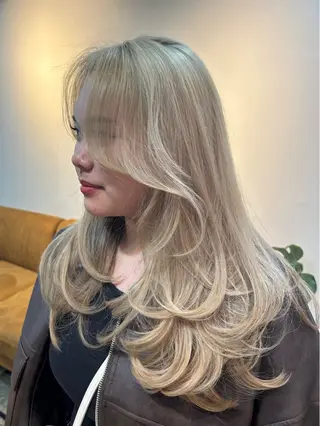 ロング 足立 采弥のヘアスタイル