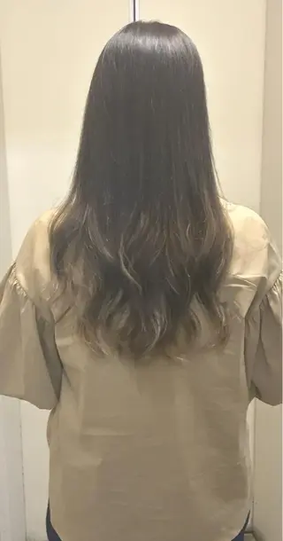 ロング カラー ヤナ マネージャーのヘアスタイル