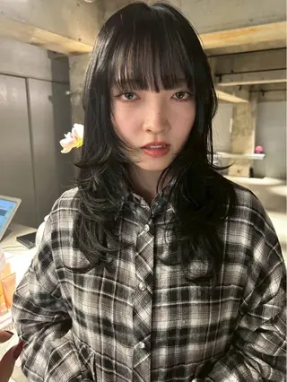 ミディアム 花木 理乃のヘアスタイル