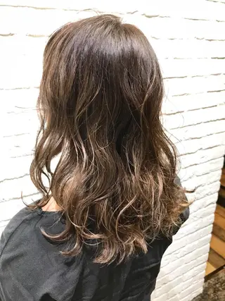 ミディアム カラー UMEDA FIGAROのヘアスタイル