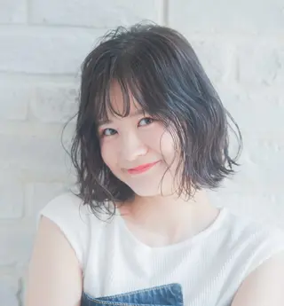 ミディアム 岡本 葵のヘアスタイル