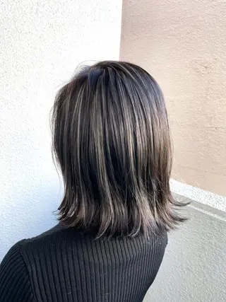 ショート 白いハイライト🤍 タナカリョウスケのヘアスタイル