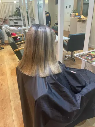 セミロング カラー 🇰🇷ハイトーン× 韓国レイヤー레이어드のヘアスタイル