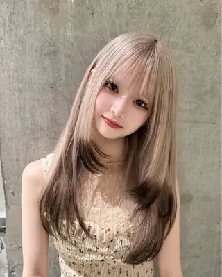 セミロング 名古屋ムラ修正 ハイトーンのヘアスタイル
