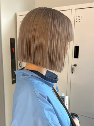ショート カラー laff 新宿所属・切りっぱなしボブ レイヤー/縮毛矯正のヘアスタイル
