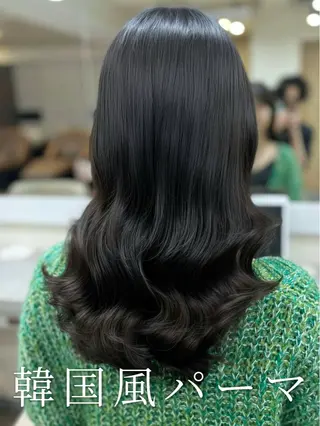 セミロング 波巻きウェーブ 韓国風パーマ 纐纈のヘアスタイル
