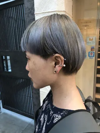 ショート カラー ウルフカット／吉村 桃子のヘアスタイル