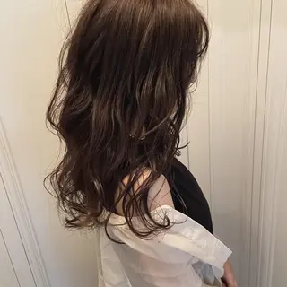 ミディアム 峯 志帆のヘアスタイル