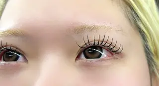 マツエク・マツパ FLY NAIL&Eyelash Salon 梅田店所属・YUKI FUKUMARUのマツエク・マツパデザイン