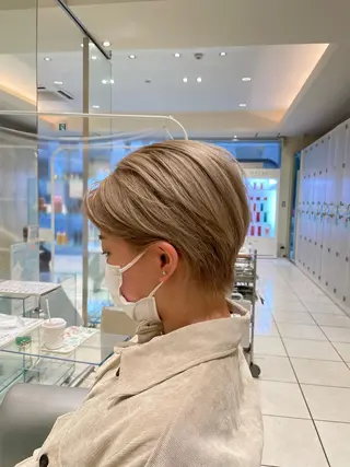 ショート カラー MODEks eau 佐藤優志のヘアスタイル