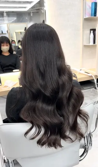 ミディアム カラー youres hair 新宿三丁目所属・髪質改善カラー、美髪 トリートメント専門のヘアスタイル