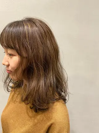 セミロング DEE okazakiのヘアスタイル