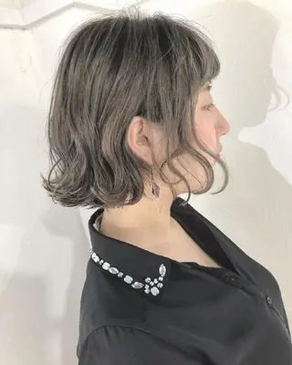 ミディアム カラー AnFye une qatllのヘアスタイル