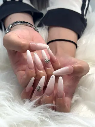 ネイル Loa　salon所属・小畑 寧捺のネイルデザイン