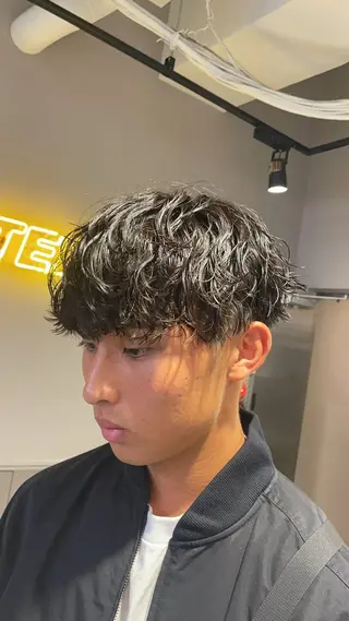 ショート パーマ ヘアアレンジ メンズ 艶カラー の達人のヘアスタイル